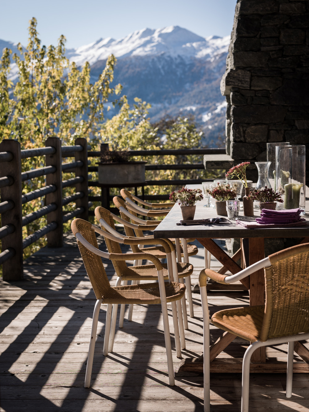 terrasse chalet familial en Suisse décoration contemporaine beige et bois terrasse chalet familial en Suisse décoration contemporaine beige et bois
