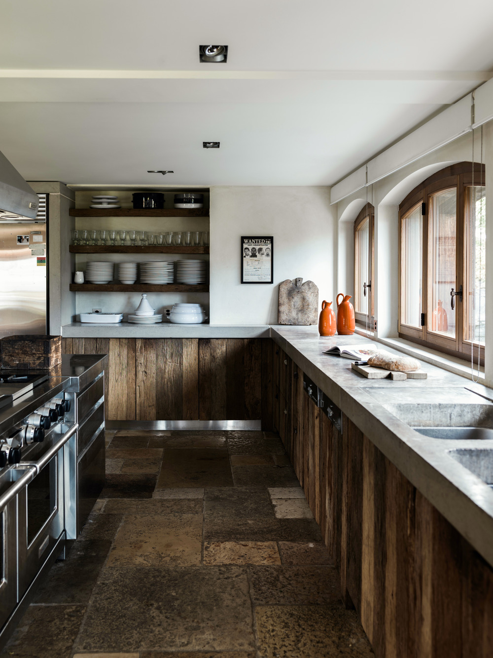 cuisine chalet familial en Suisse décoration contemporaine beige et bois cuisine chalet familial en Suisse décoration contemporaine beige et bois