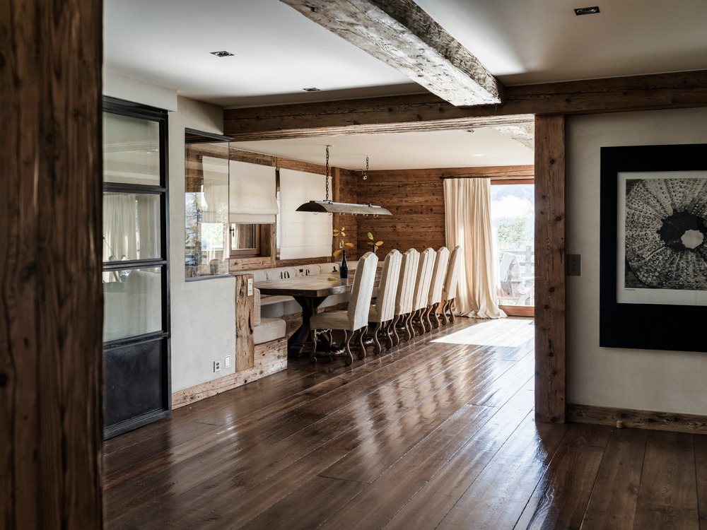 salle à manger chalet familial en Suisse décoration contemporaine beige et bois salle à manger chalet familial en Suisse décoration contemporaine beige et bois