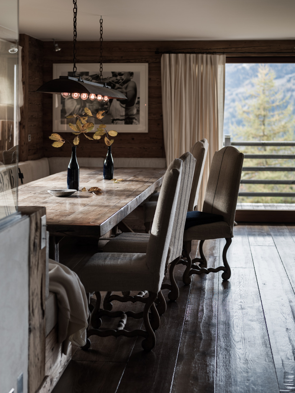 salle à manger chalet familial en Suisse décoration contemporaine beige et bois salle à manger chalet familial en Suisse décoration contemporaine beige et bois
