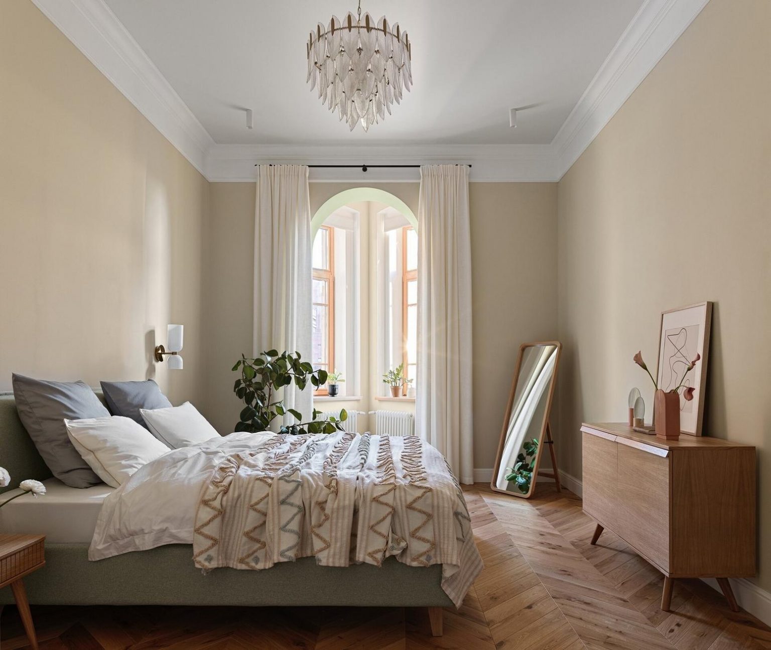 chambre murs beiges appartement de 78m2 décoration vintage scandinave fenêtre cintrée