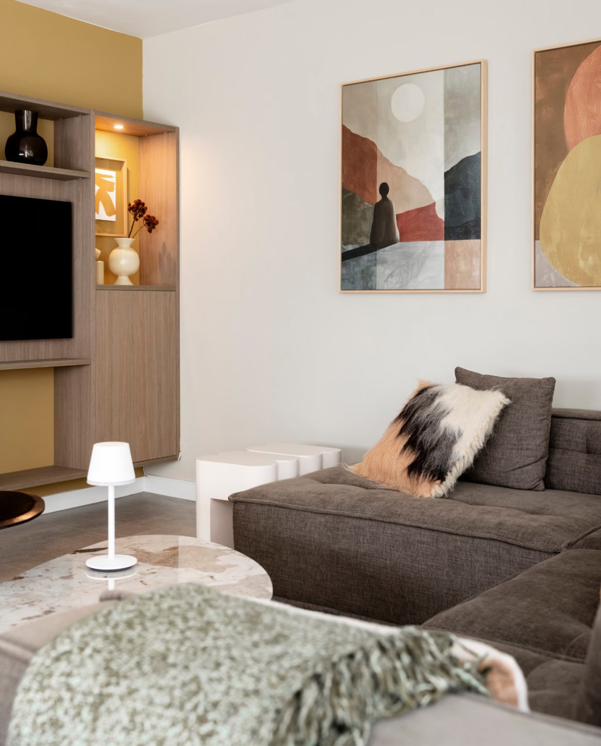 salon décoration contemporaine avec canapé d'angle marron