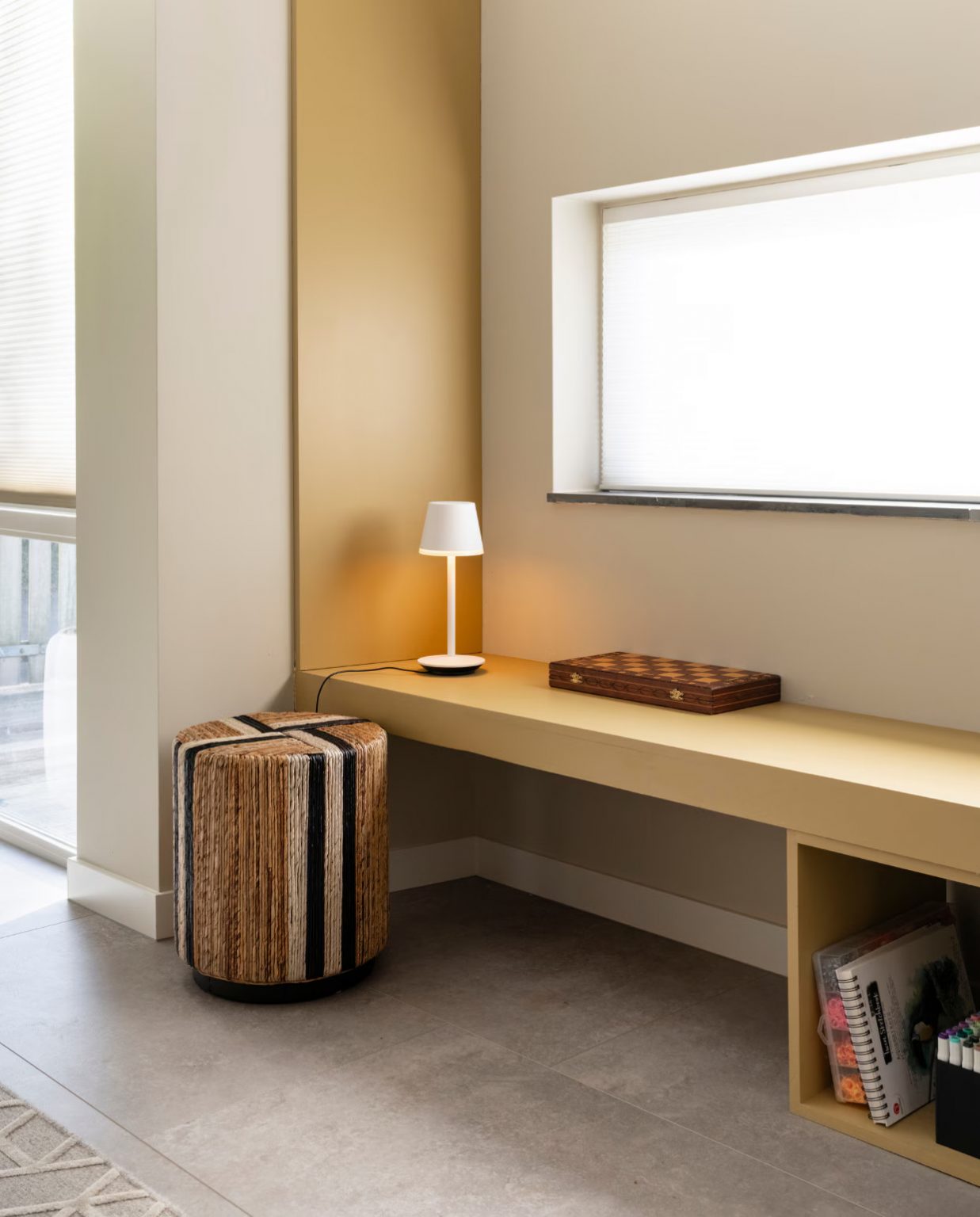 banc sous fenêtre dans salon décoration contemporaine