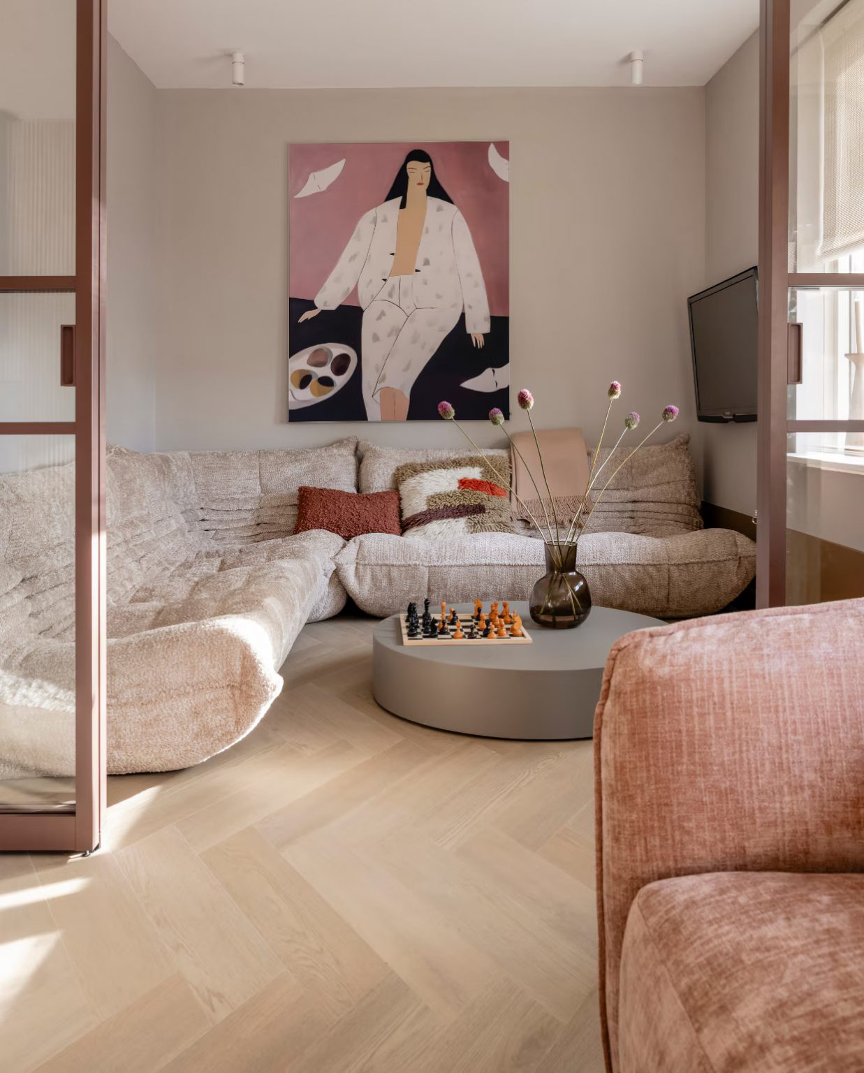 salon avec canapé Togo décoration contemporaine en tons roses