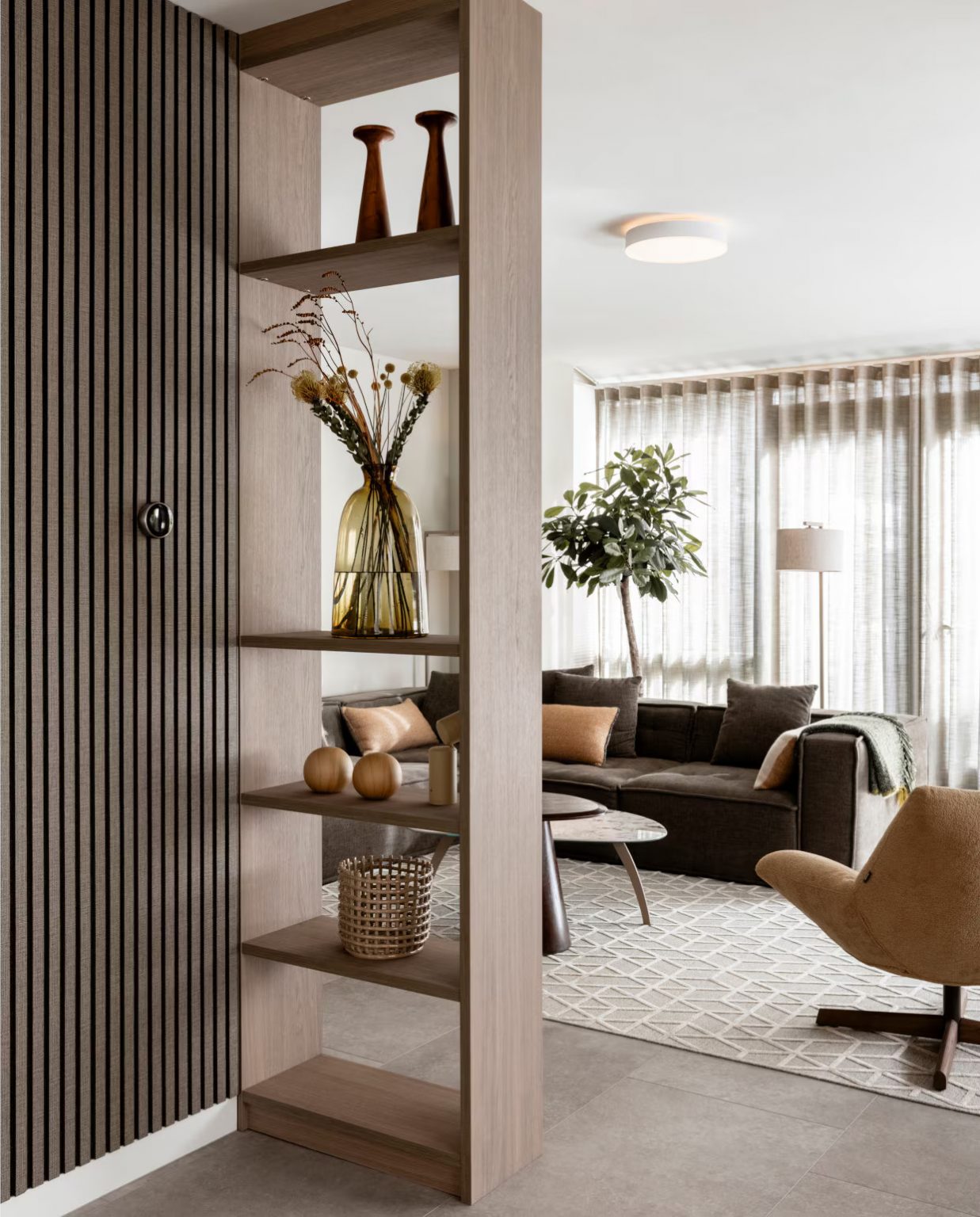 entrée avec meuble bibliothèque ouverte