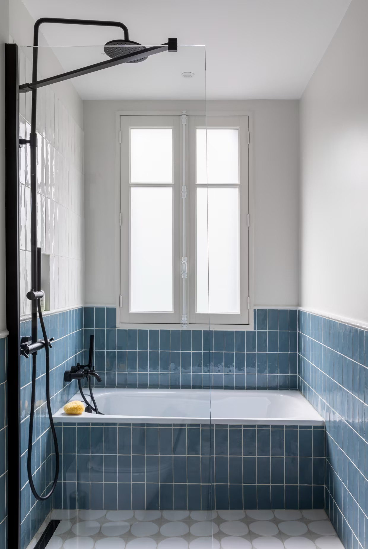 salle de bain bleue Photo : ©Pauline Le Goff salle de bain bleue Photo : ©Pauline Le Goff
