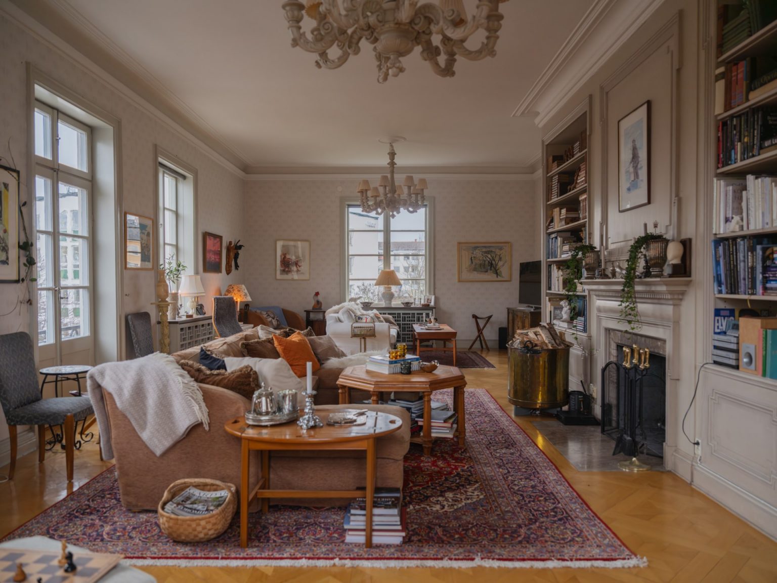 salon avec cheminée décoration classique chic