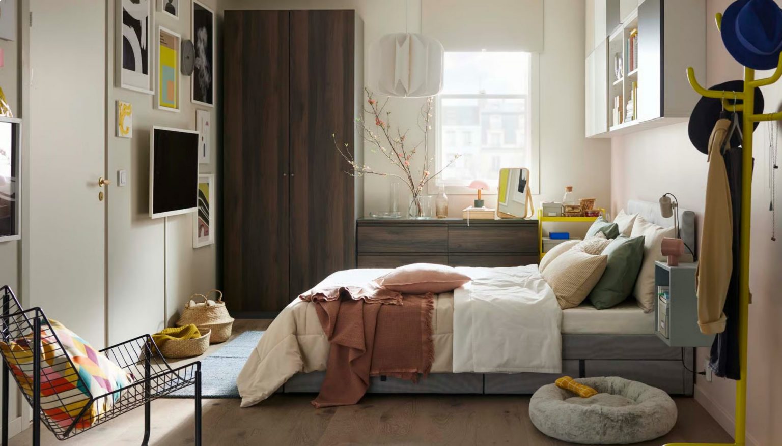 chambre IKEA accents jaunes et meubles sombres