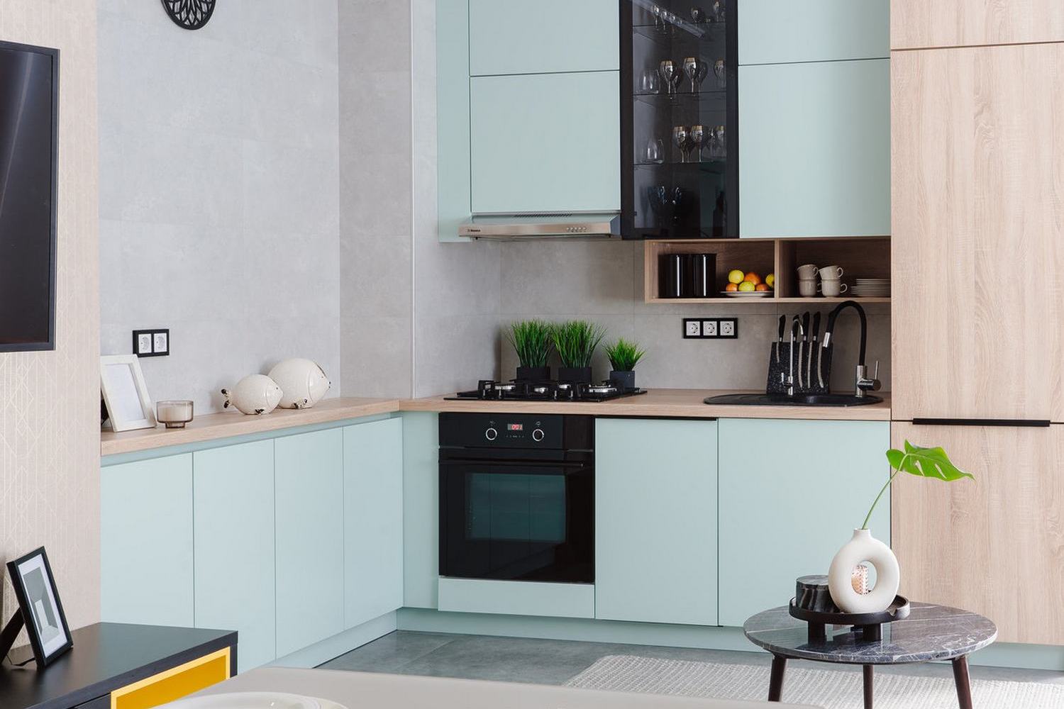 cuisine ouverte bleu clair et bois clair décoration contemporaine