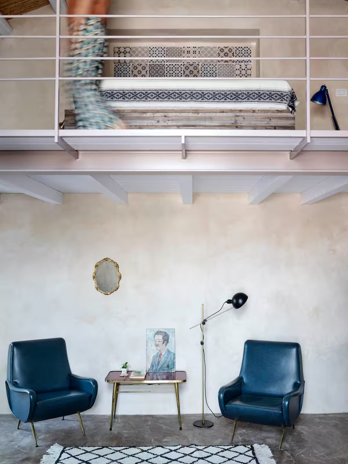 salon décoration vintage appartement Sicile avec chambre en mezzanine