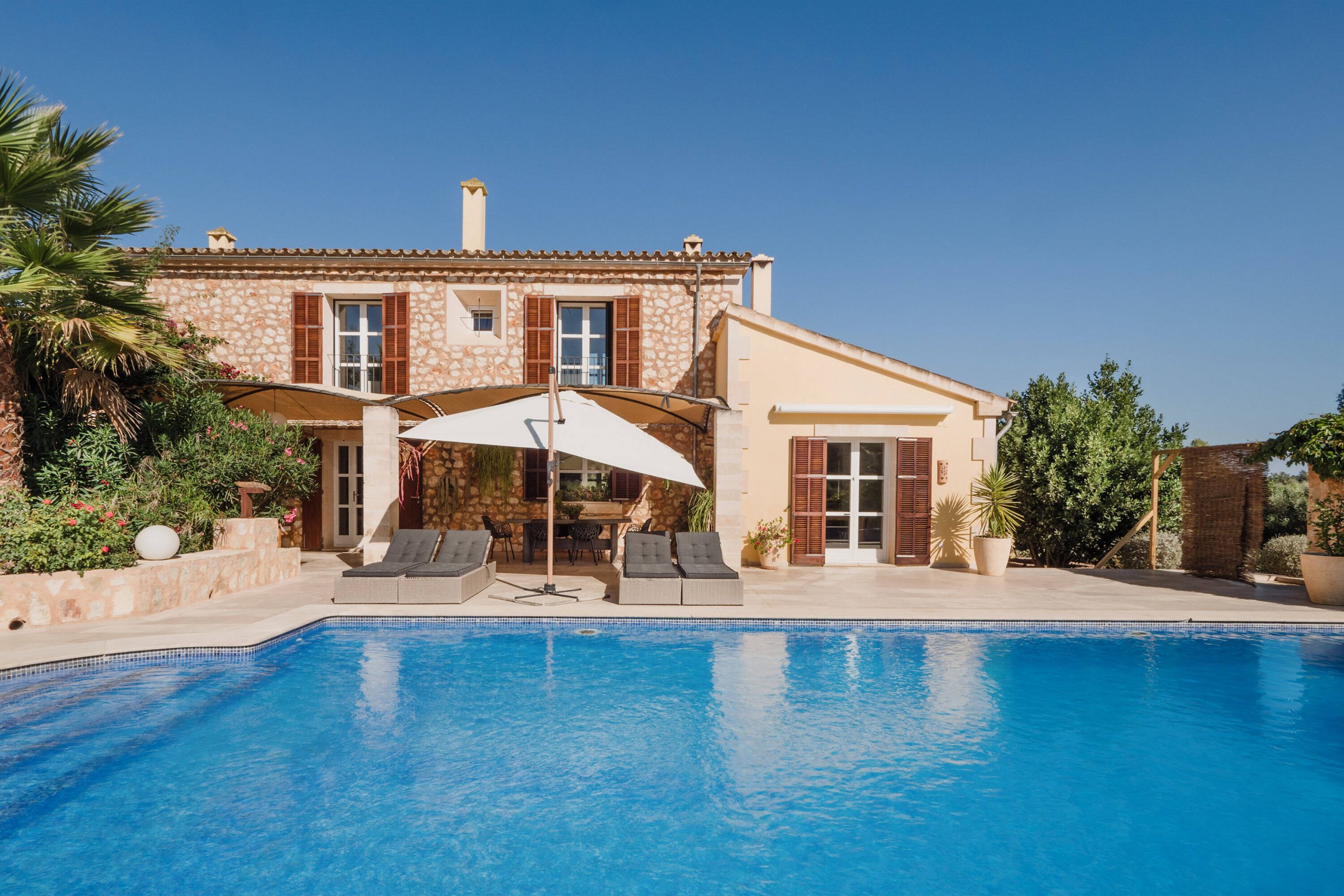 Une maison de style finca en pierres à Majorque autonome au cœur d’un domaine viticole