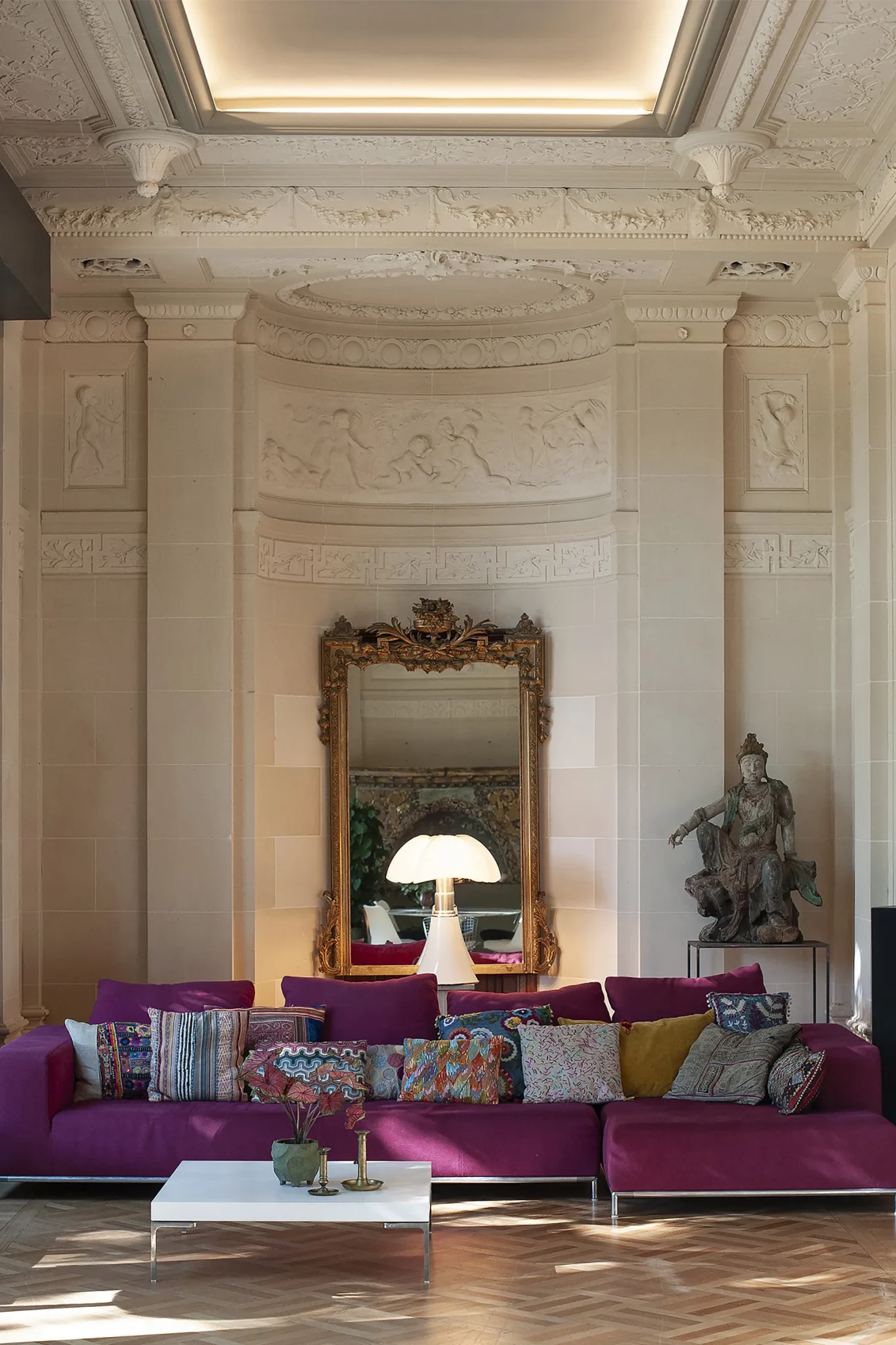 salon architecture classique hauts plafonds avec moulures décoration design