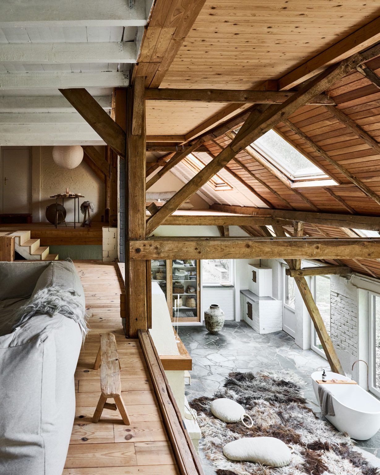 salon décoration contemporaine avec poutres et salle de bain design dans ferme rénovée Allemagne