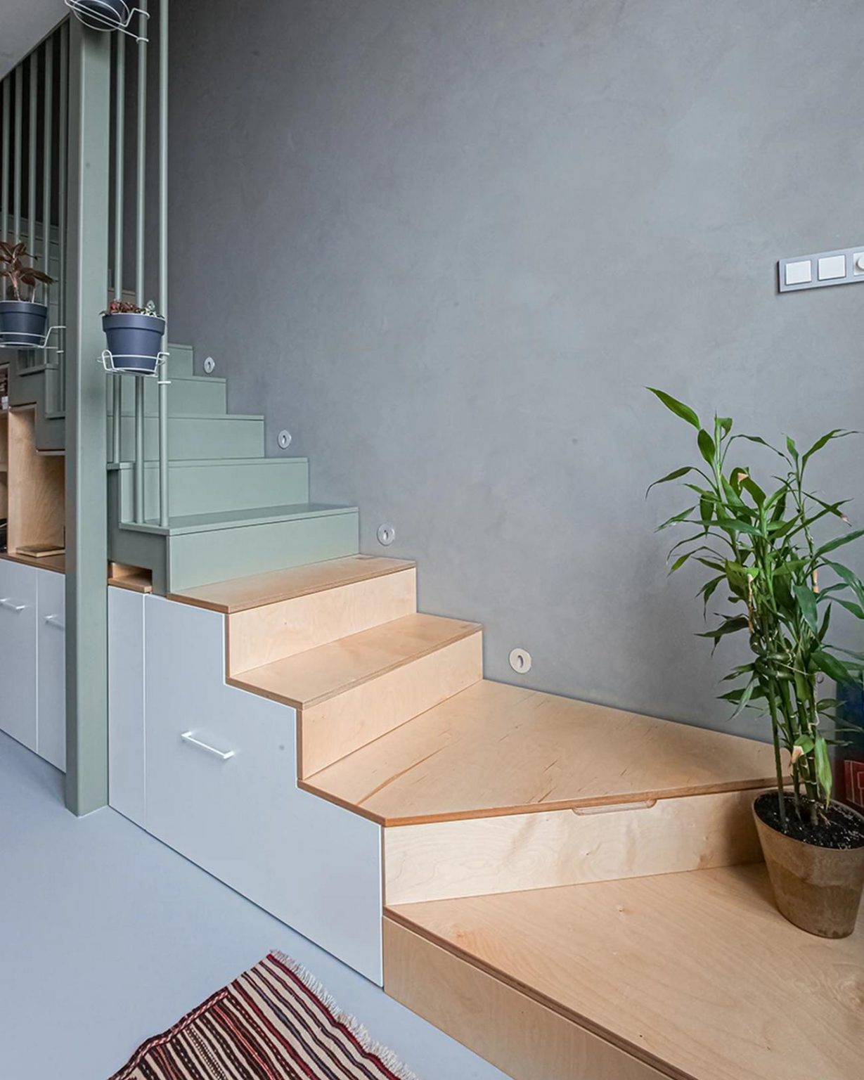 escalier avec rangements aménagement d'un appartement 35m2 avec mezzanine décoration contemporaine