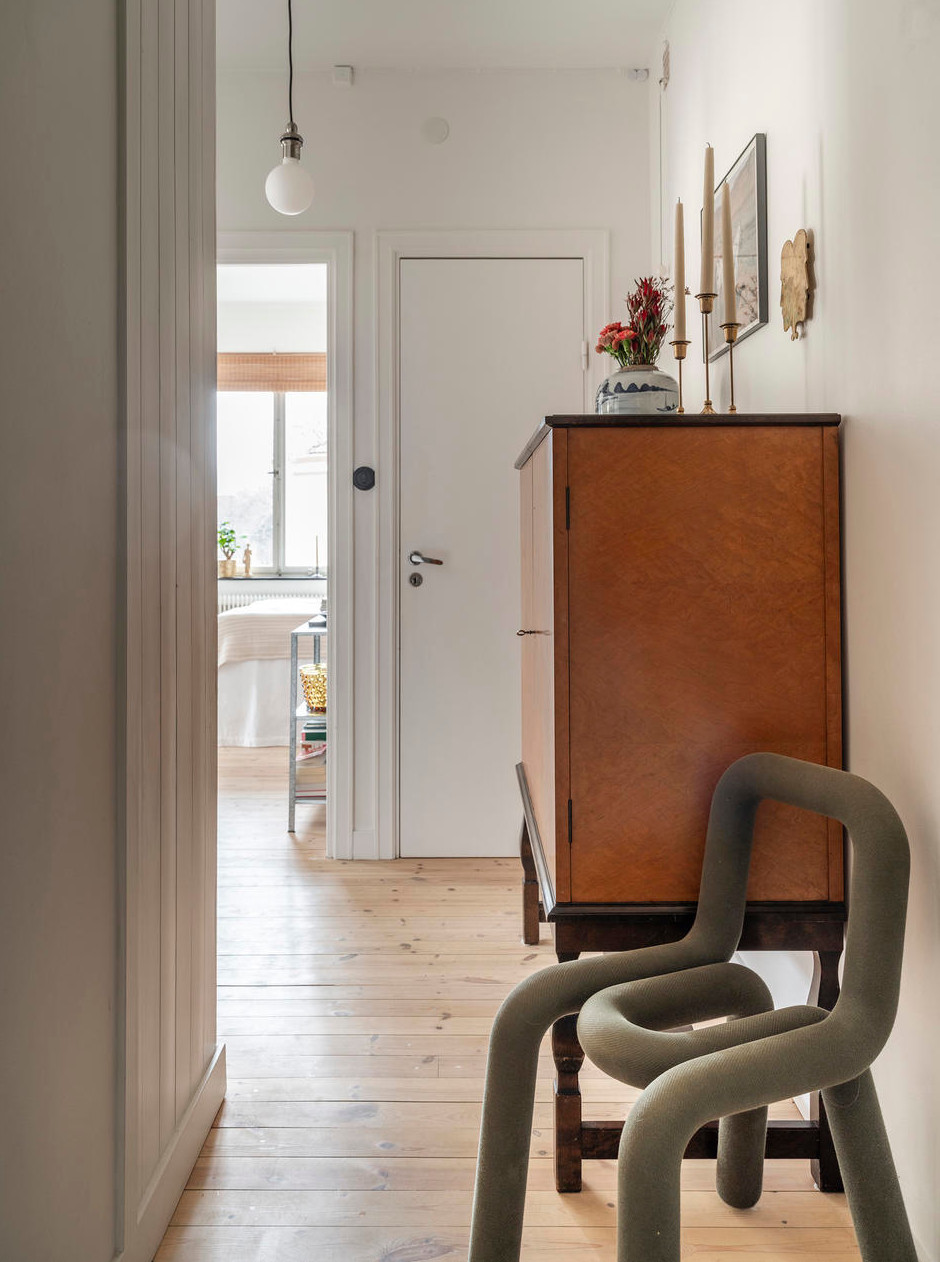 entrée avec meuble vintage et chaise Bold de Moustache studio 33m2 décoration scandinave