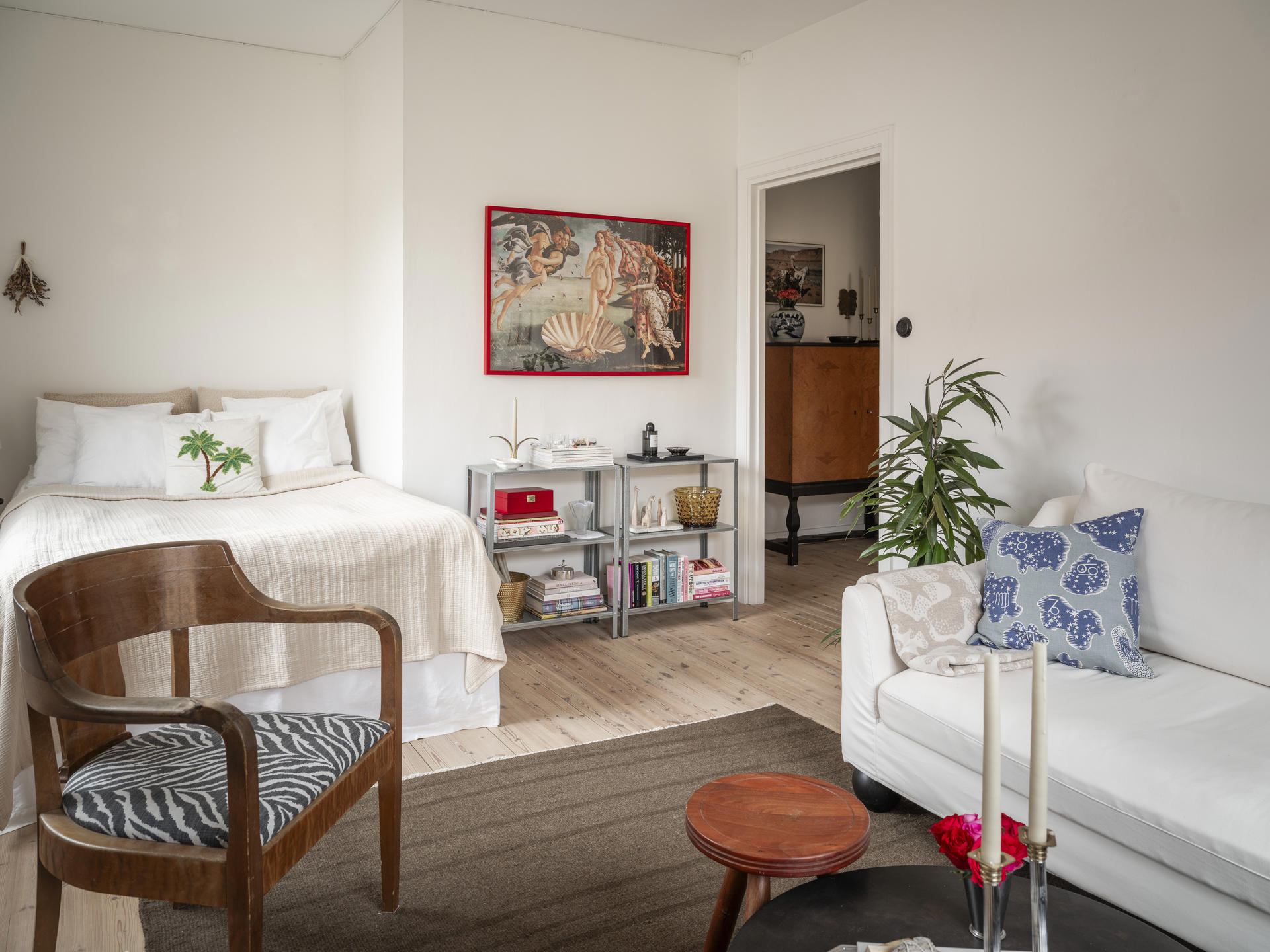 salon avec lit dans alcôve studio 33m2 décoration scandinave