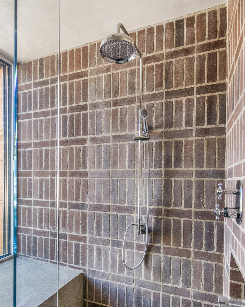 salle de bain mur briques maison passive désert californien salle de bain mur briques maison passive désert californien