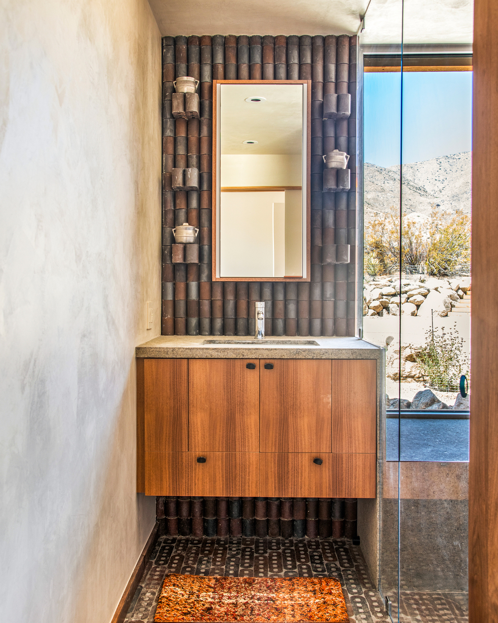 salle de bain rustique avec baie vitrée maison passive désert californien salle de bain rustique avec baie vitrée maison passive désert californien