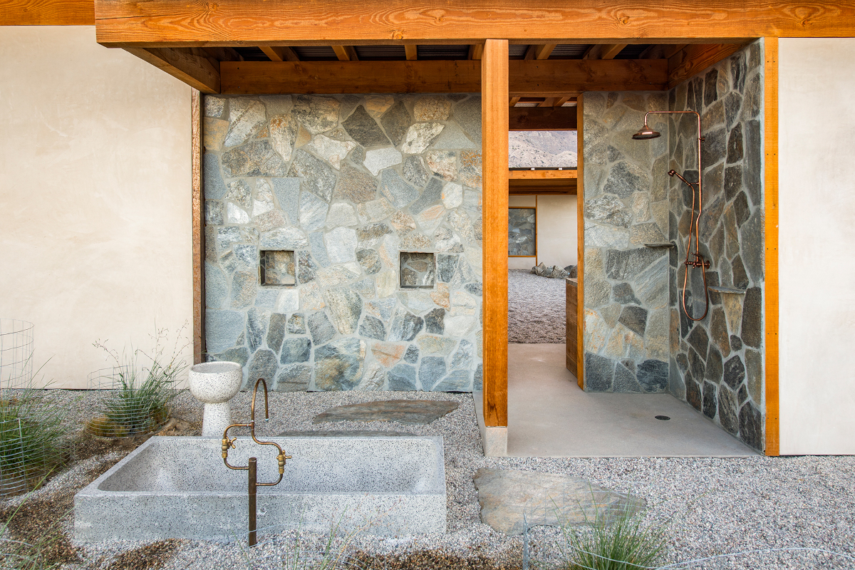 salle de bain extérieure maison passive désert californien salle de bain extérieure maison passive désert californien