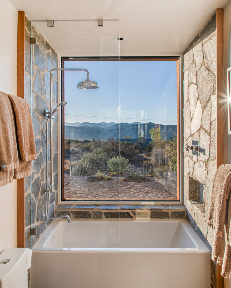 salle de bain avec baie vitrée maison passive désert californien salle de bain avec baie vitrée maison passive désert californien