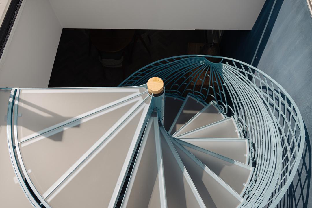escalier bleu à colimaçon appartement en triplex de 130m2 Amsterdam par Büro Kif escalier bleu à colimaçon appartement en triplex de 130m2 Amsterdam par Büro Kif