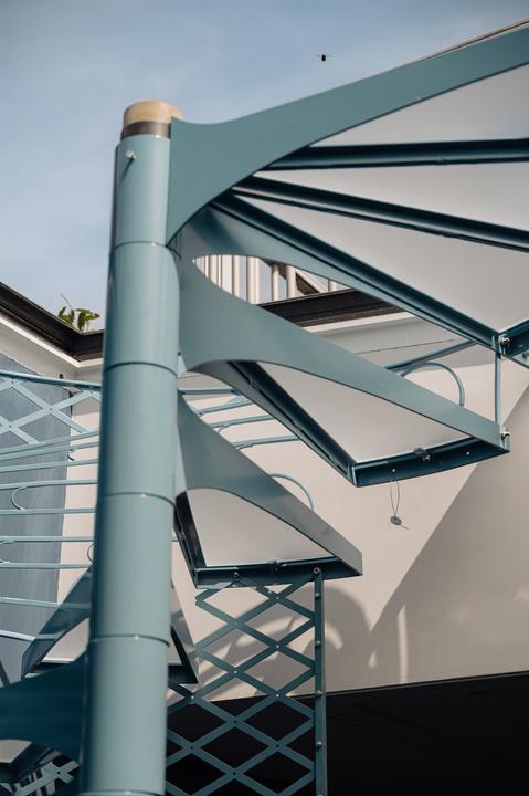 escalier bleu à colimaçon appartement en triplex de 130m2 Amsterdam par Büro Kif escalier bleu à colimaçon appartement en triplex de 130m2 Amsterdam par Büro Kif