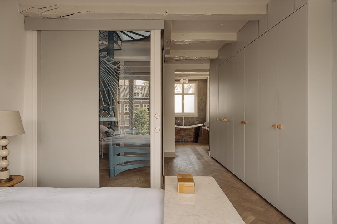 chambre avec escalier bleu en colimaçon appartement en triplex de 130m2 Amsterdam par Büro Kif chambre avec escalier bleu en colimaçon appartement en triplex de 130m2 Amsterdam par Büro Kif