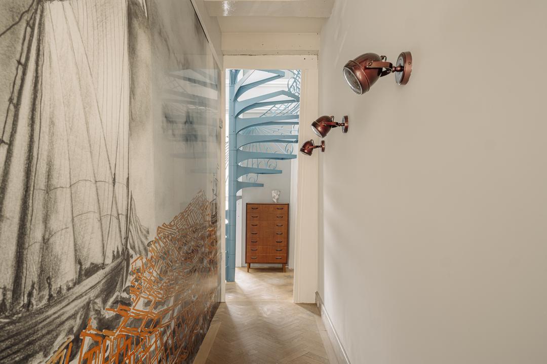 entrée avec papier-peint panoramique et escalier bleu à colimaçon appartement en triplex de 130m2 Amsterdam par Büro Kif entrée avec papier-peint panoramique et escalier bleu à colimaçon appartement en triplex de 130m2 Amsterdam par Büro Kif