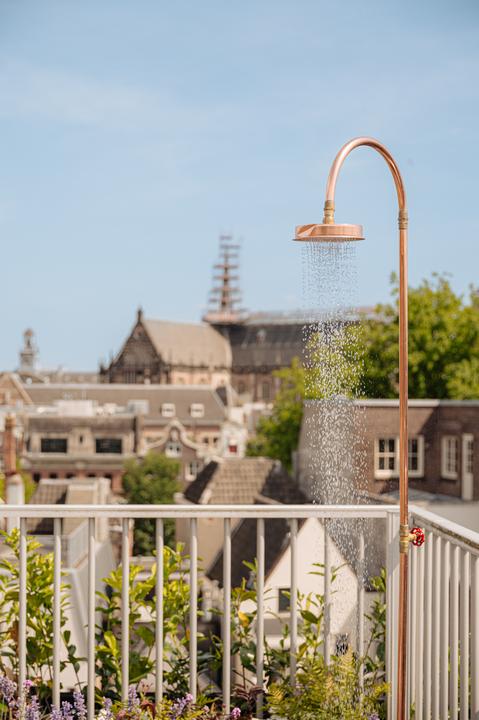 douche extérieur en cuivre sur terrasse douche extérieur en cuivre sur terrasse
