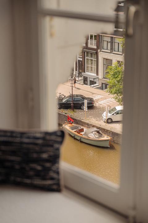 vue canal Amsterdam à travers d vue canal Amsterdam à travers d'une fenêtre