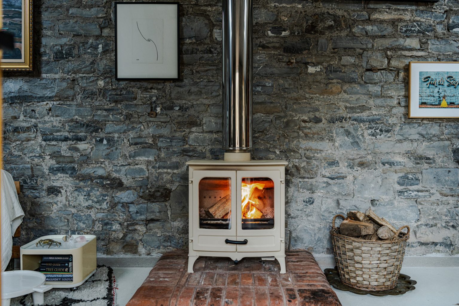 poêle ancien contre mur de pierres maison ancienne décoration rustique Angleterre