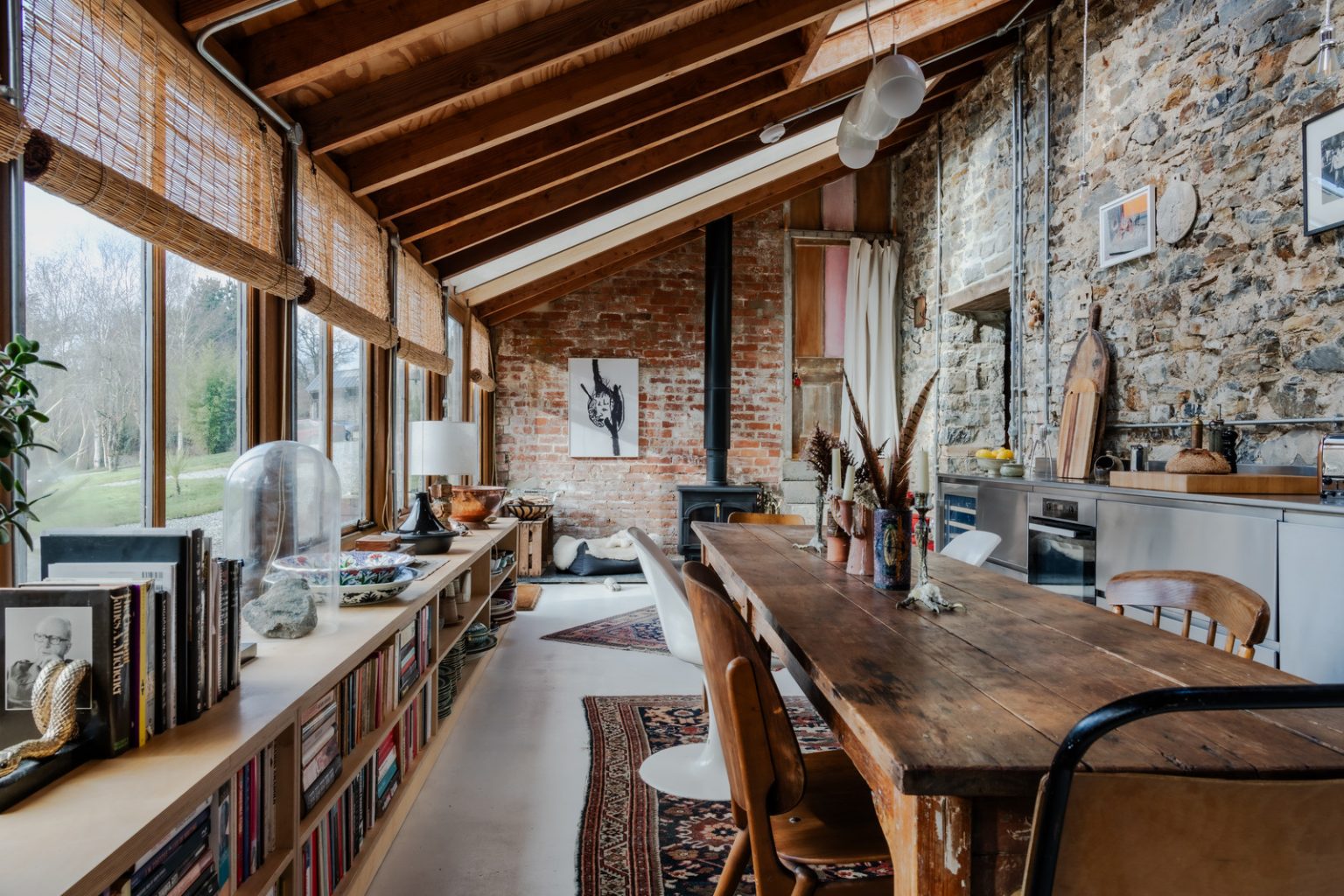 cuisine inox et salle à manger maison ancienne décoration rustique Angleterre