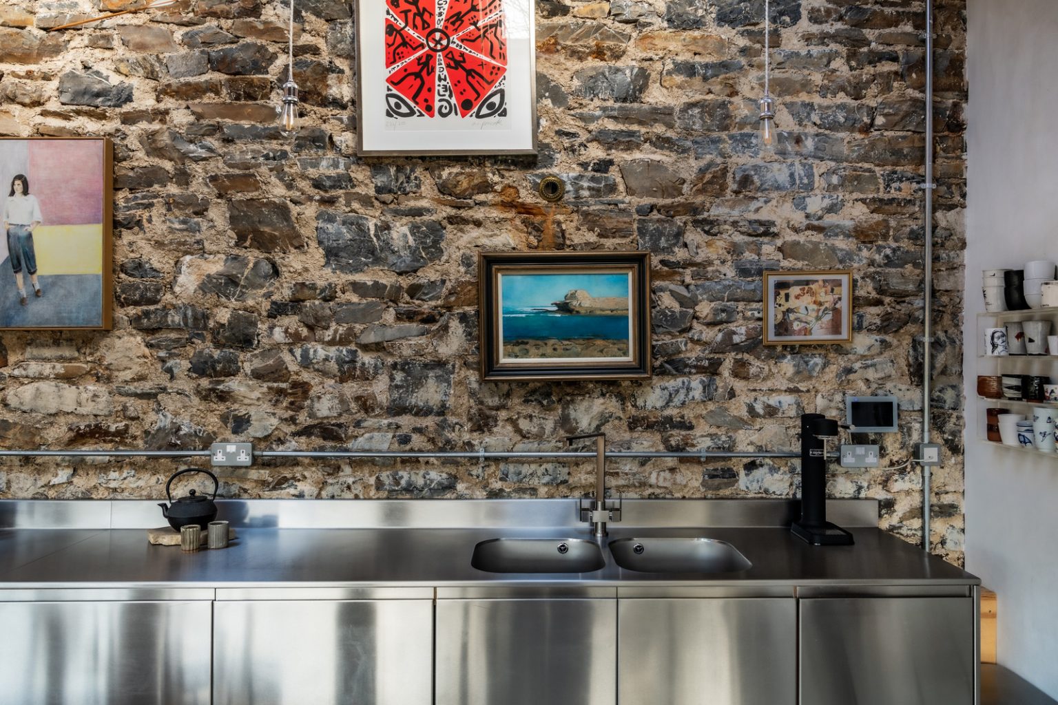 cuisine inox mur pierres maison ancienne décoration rustique Angleterre