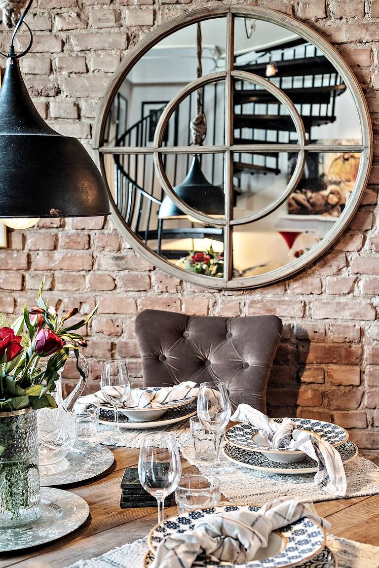salle à manger avec mur de briques anciennes appartement en triplex décoration scandinave et classique chic salle à manger avec mur de briques anciennes appartement en triplex décoration scandinave et classique chic