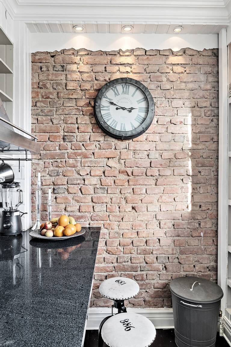 cuisine blanche mur en briques anciennes appartement en triplex décoration scandinave et industrielle cuisine blanche mur en briques anciennes appartement en triplex décoration scandinave et industrielle