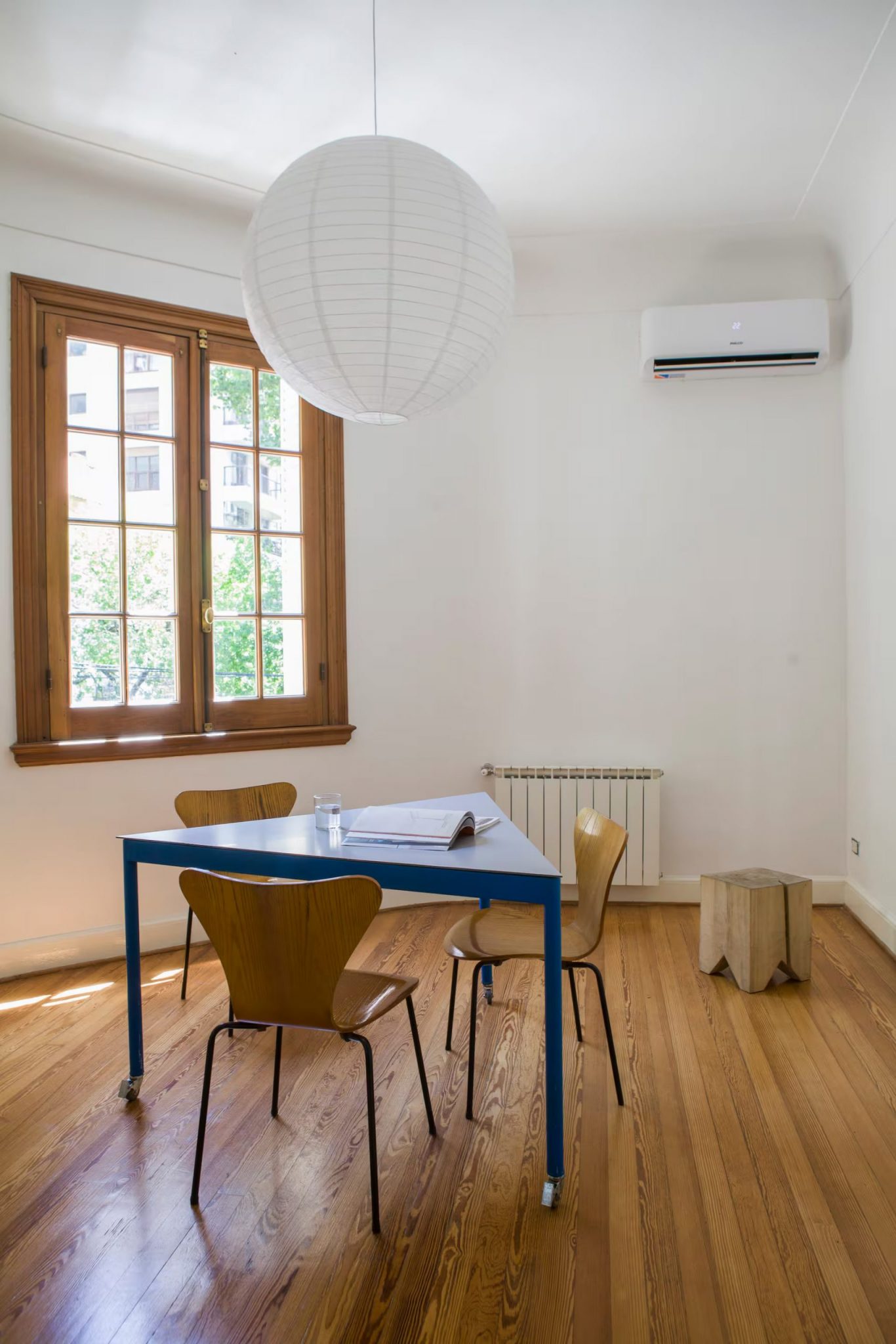 salle à manger minimaliste décoration contemporaine appartement ancien rénové