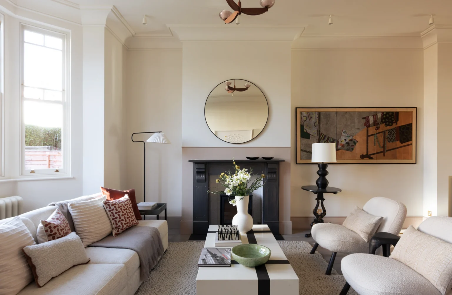 salon avec cheminée et bow window maison Londres rénovée et agrandie sur le jardin