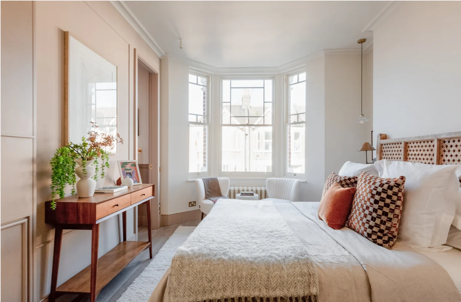 chambre décoration classique chic maison Londres rénovée et agrandie sur le jardin