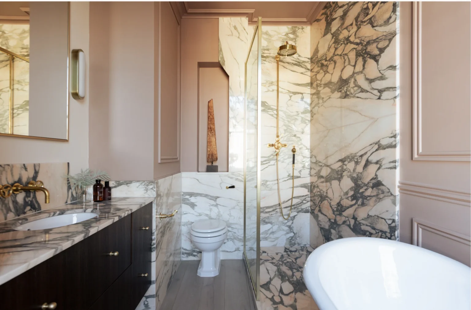 salle de bain classique chic en marbre