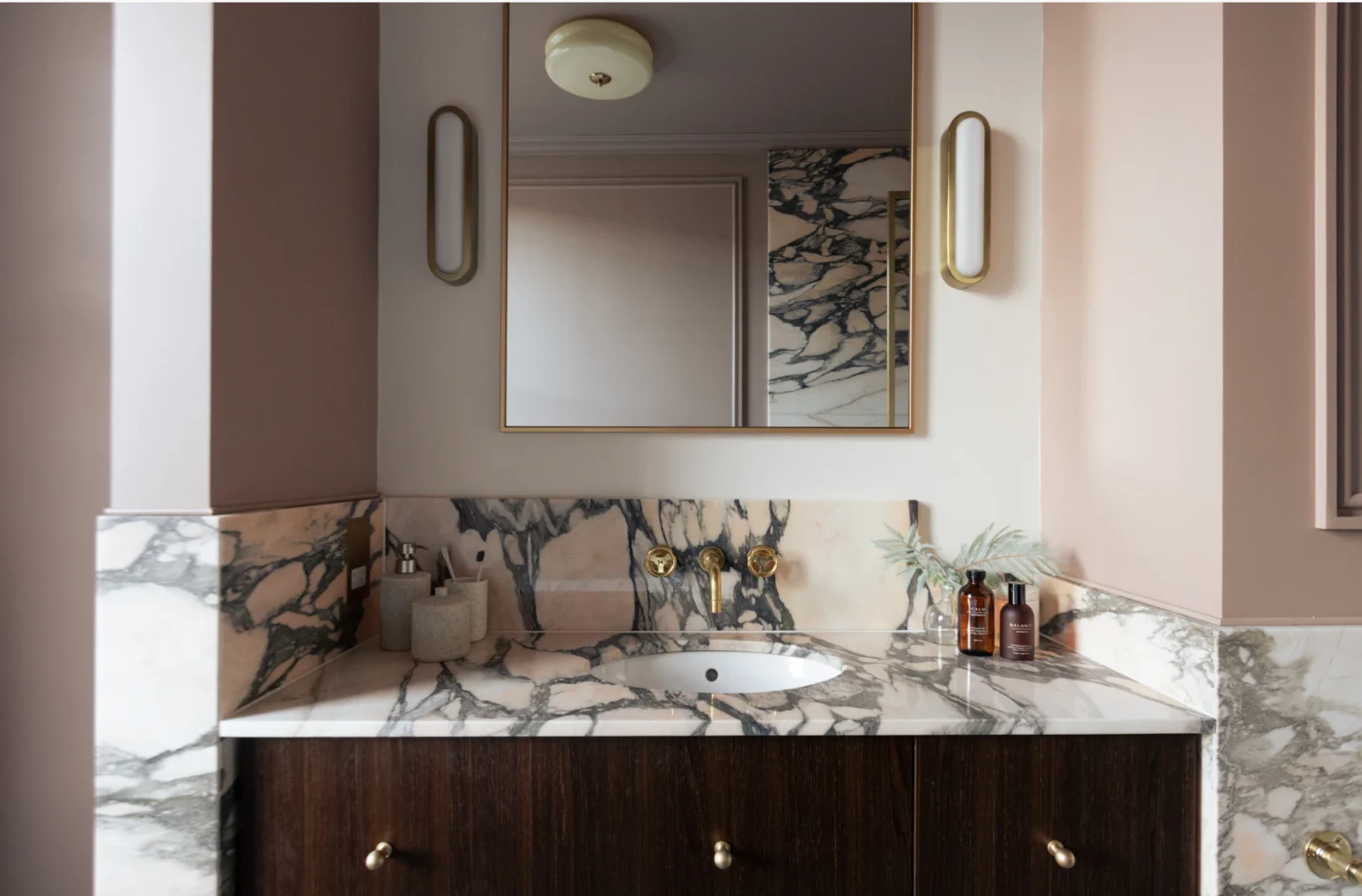 salle de bain classique chic en marbre