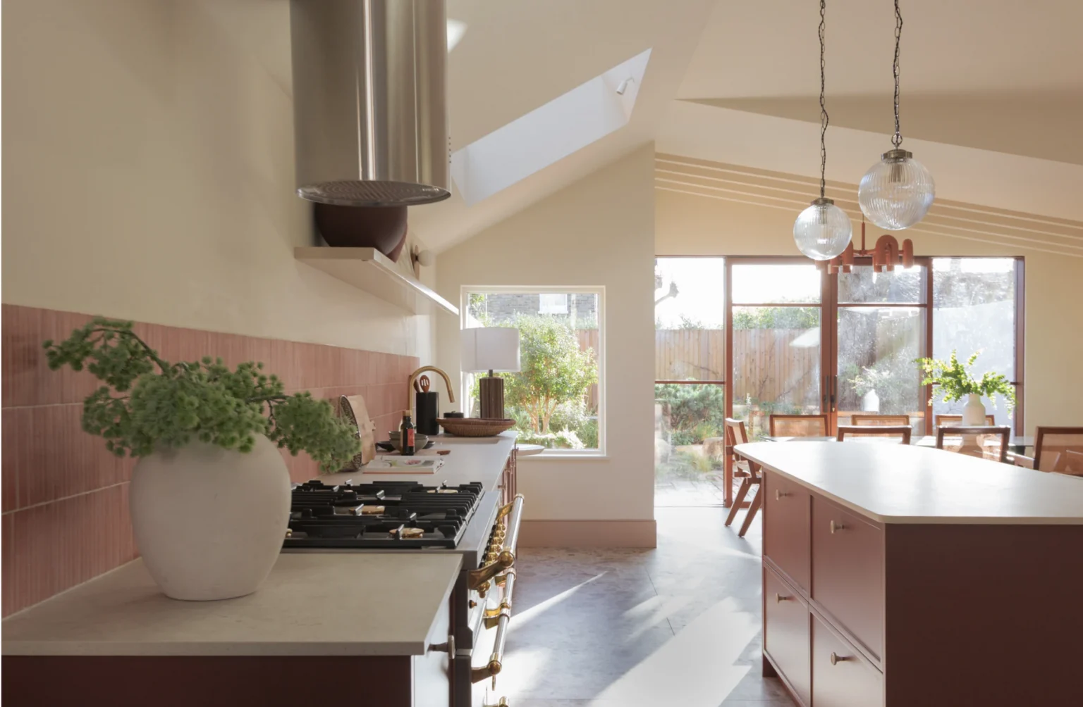 cuisine design rose maison Londres rénovée et agrandie sur le jardin