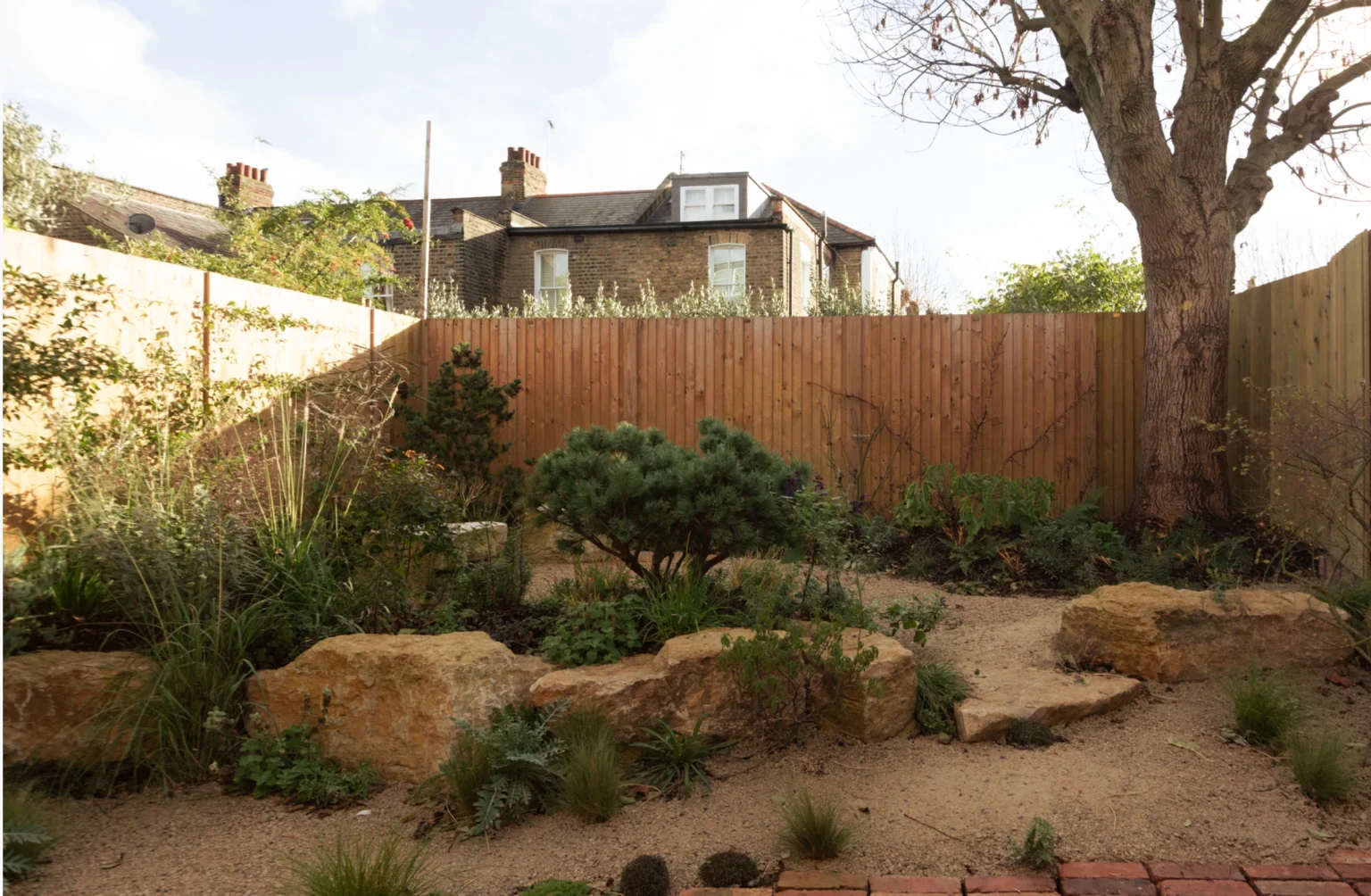 jardin de ville minéral maison Londres rénovée et agrandie sur le jardin