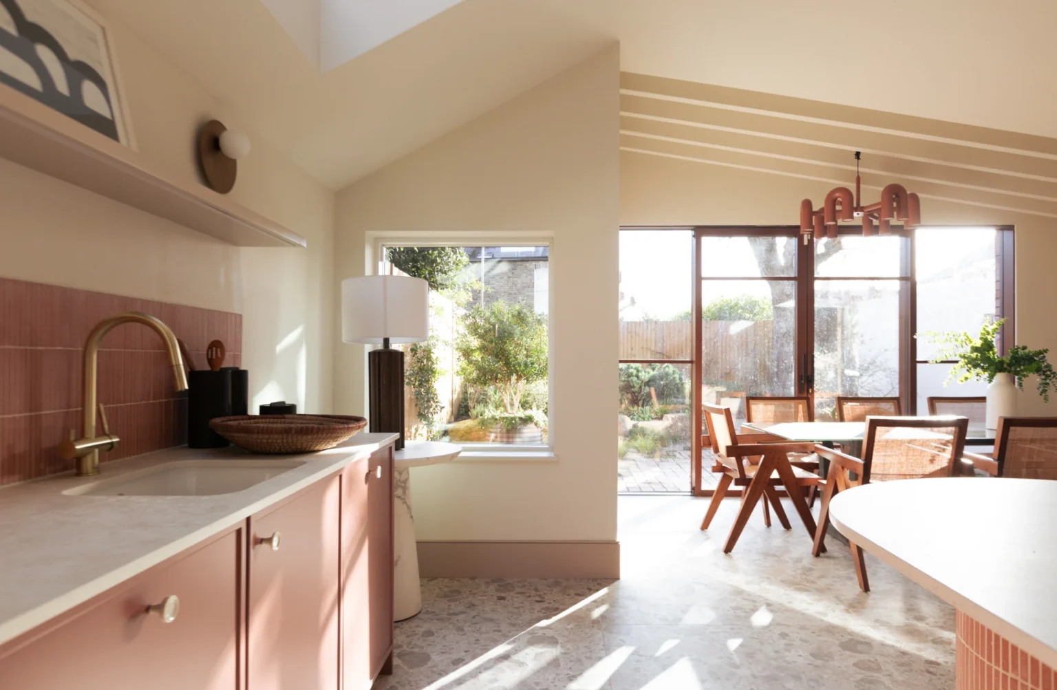 cuisine design rose maison Londres rénovée et agrandie sur le jardin