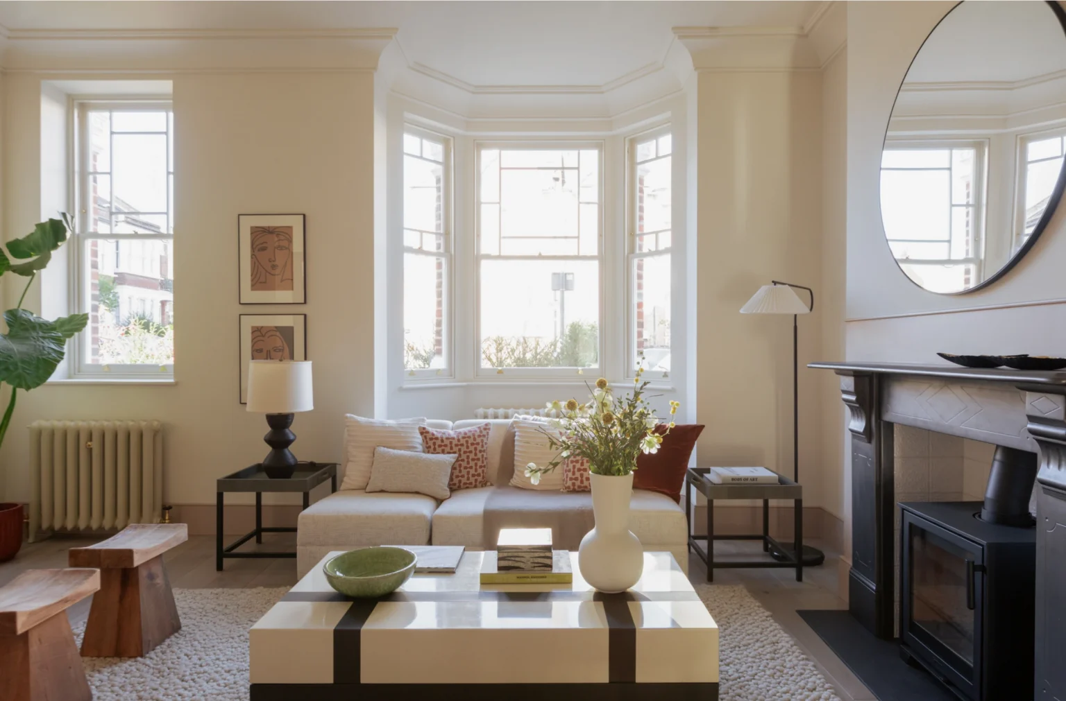 salon avec cheminée et bow window maison Londres rénovée et agrandie sur le jardin