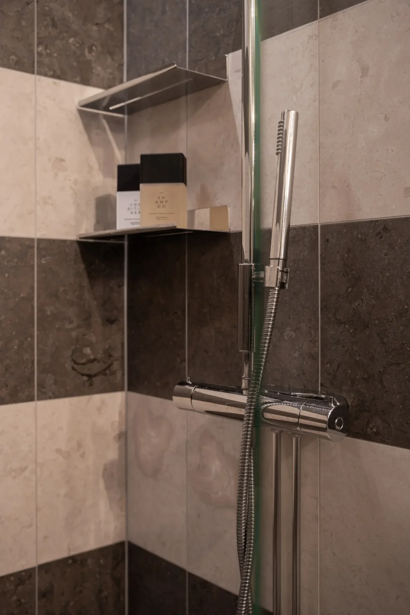 salle de bain grise et blanche