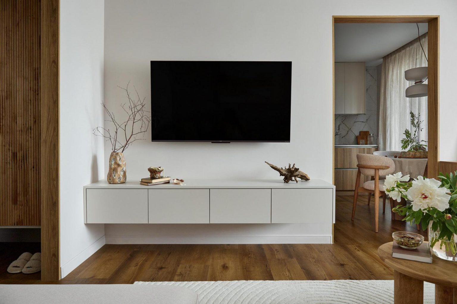 salon et cuisine studio 42m2 transformé en deux-pièces avec verrière bois