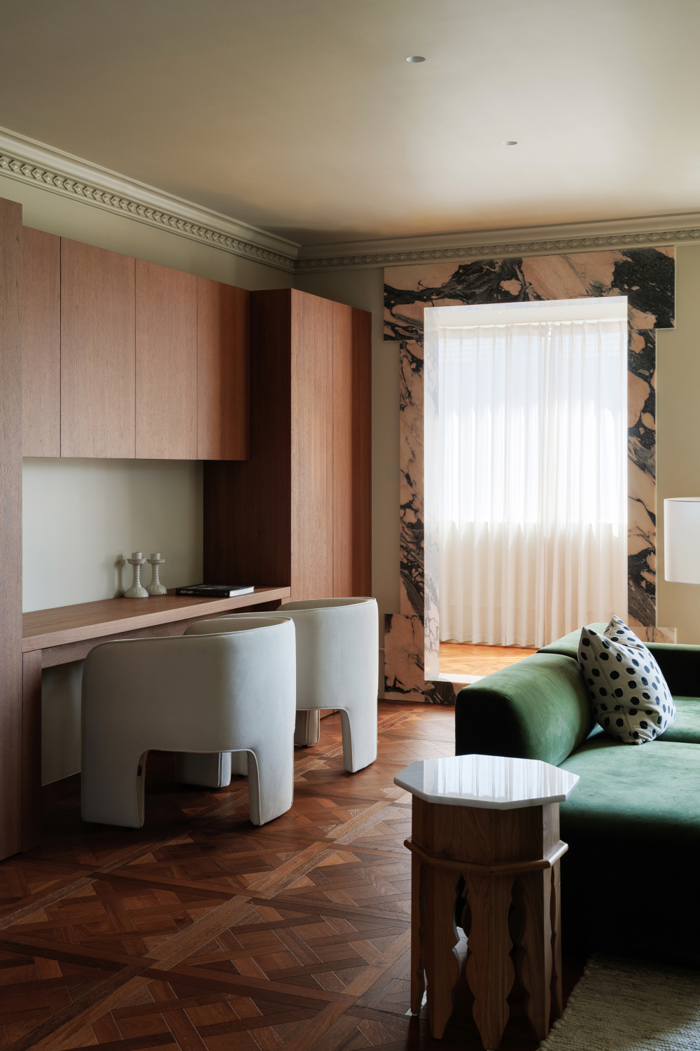 salon avec canapé vert olive décoration contemporaine appartement Pékin salon avec canapé vert olive décoration contemporaine appartement Pékin