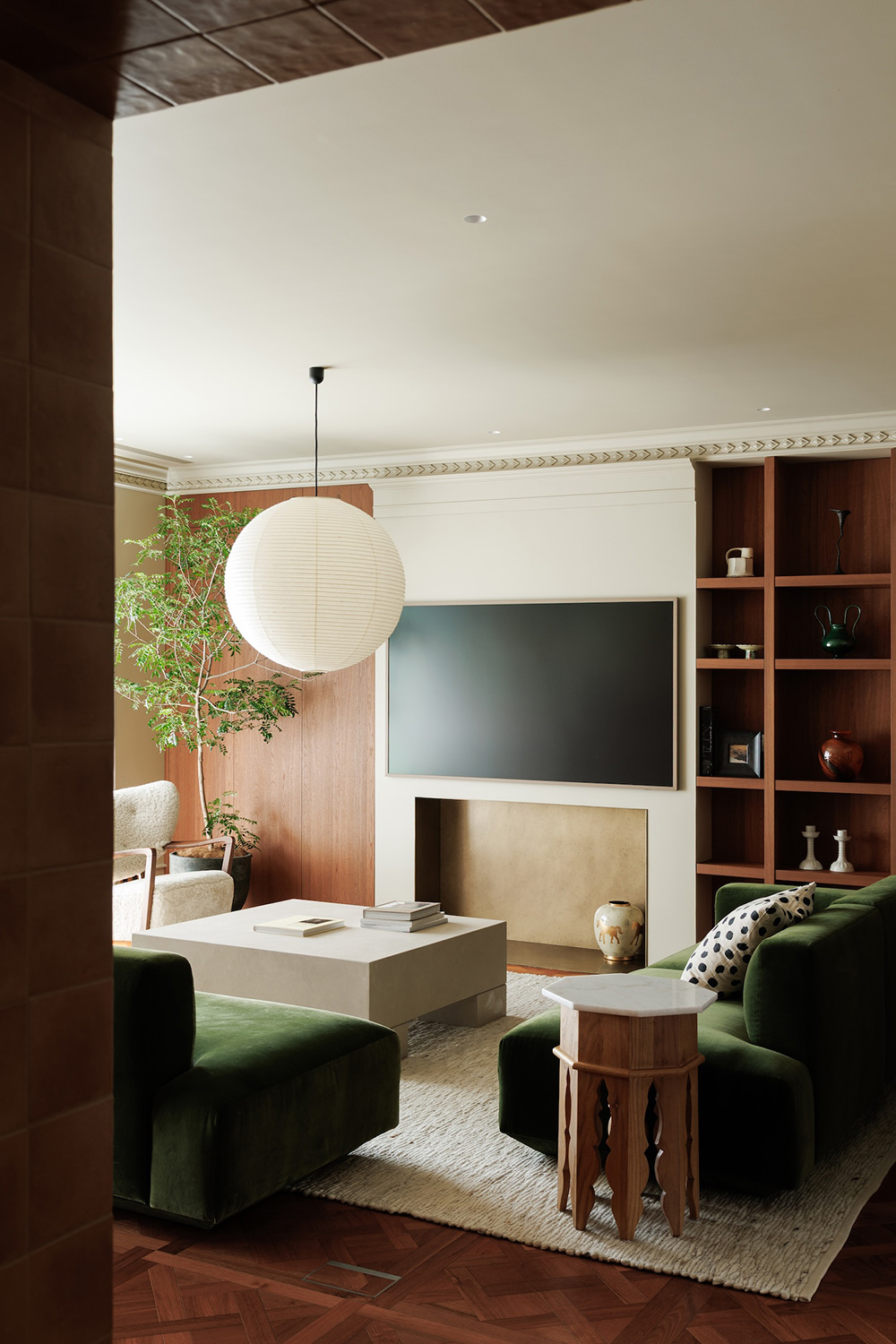salon avec canapé vert olive décoration contemporaine appartement Pékin salon avec canapé vert olive décoration contemporaine appartement Pékin