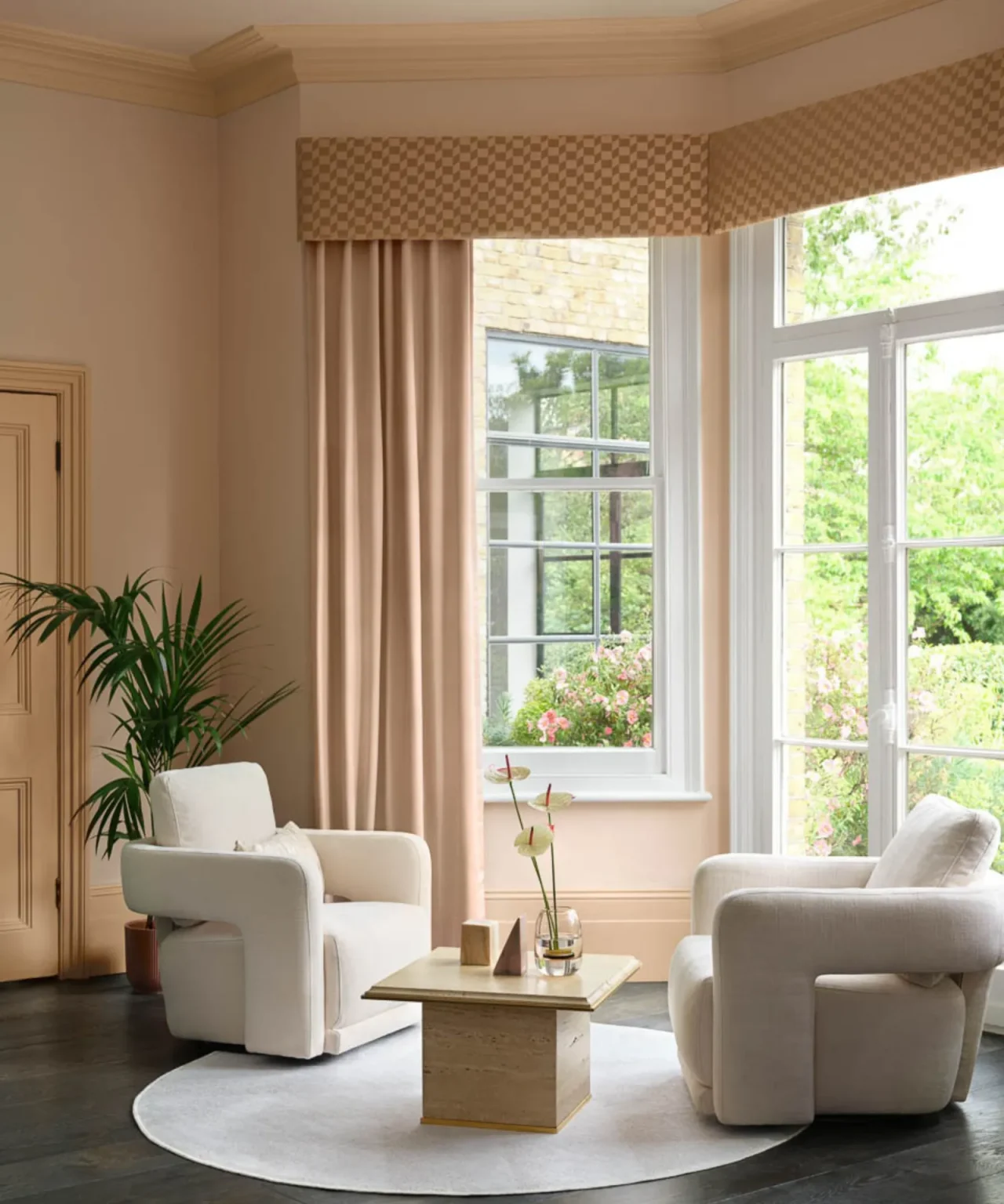 salon avec murs saumon décoration contemporaine