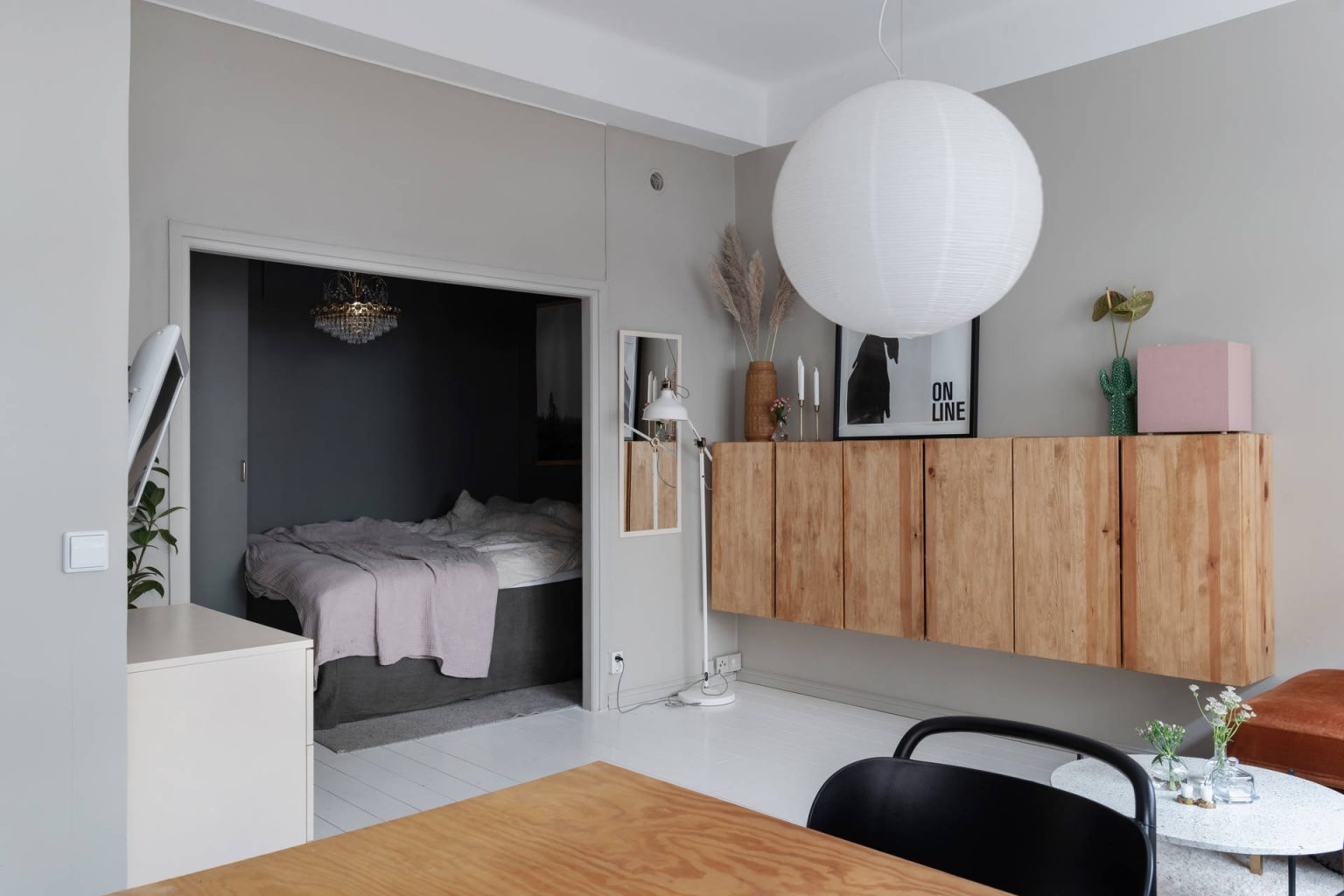 salon et chambre en alcôve petit appartement décoration scandinave